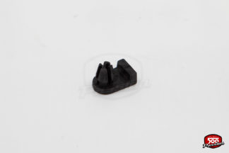 Agrafe pour câble de retenu capot